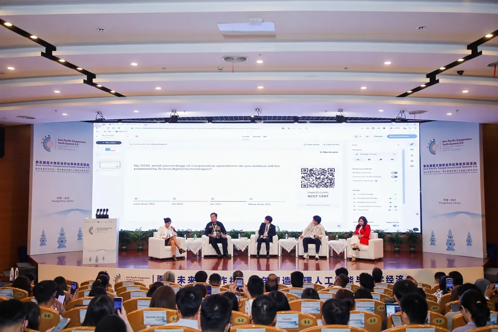Sesi Plenary Jam Future-Ready Cooperatives in the Digital Economy di Auditorium ZJIET, Hangzhou, dengan lima pembicara di panggung