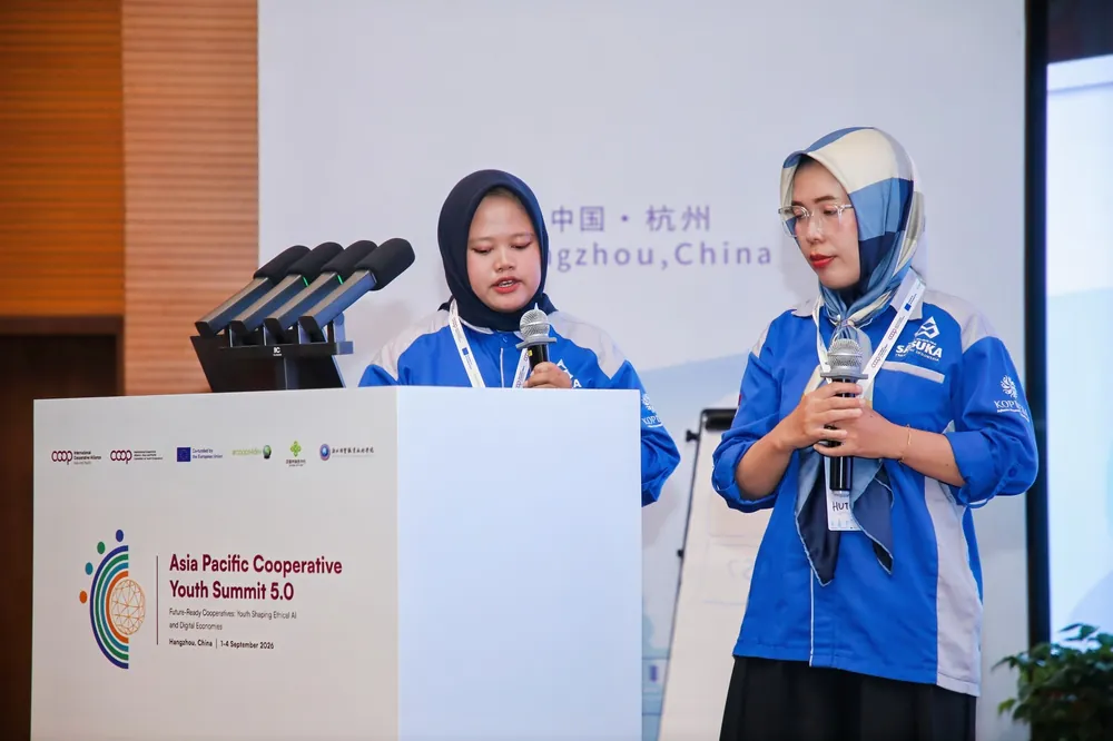 Putri Nawang Wulan dan Hutri Nuryani dari KJMP Sasuka Teknologi Indonesia mempresentasikan gagasan mereka di final Coop Pitch APCYS 5.0, Hangzhou