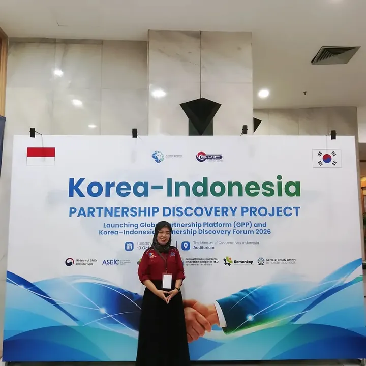 Hutri Nuryani, delegasi inKUR dari KJMP Sasuka Teknologi Indonesia, di depan papan Korea-Indonesia Partnership Discovery Project di Kementerian Koperasi, Jakarta