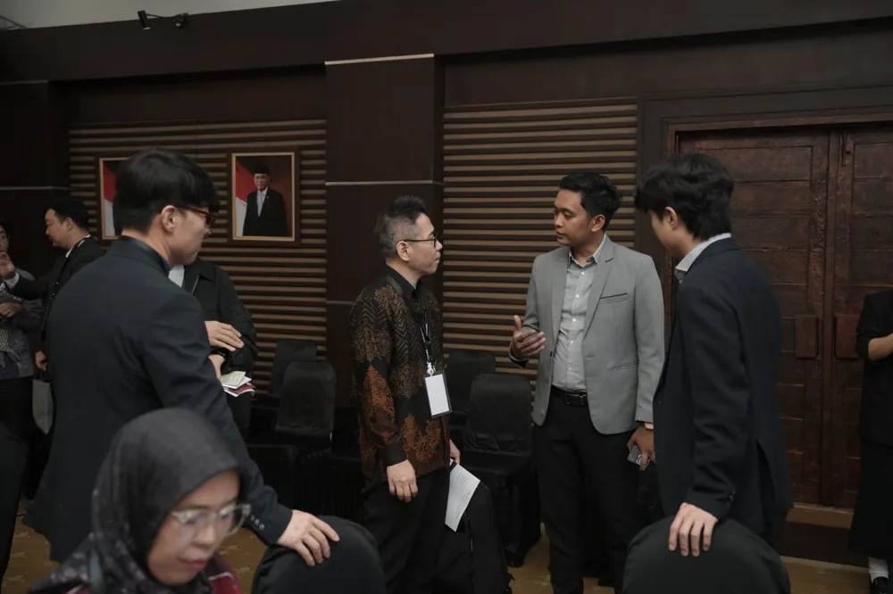 Peserta Indonesia dan Korea Selatan berbincang dalam sesi jejaring Korea-Indonesia Partnership Discovery Forum 2026 di Kementerian Koperasi, Jakarta