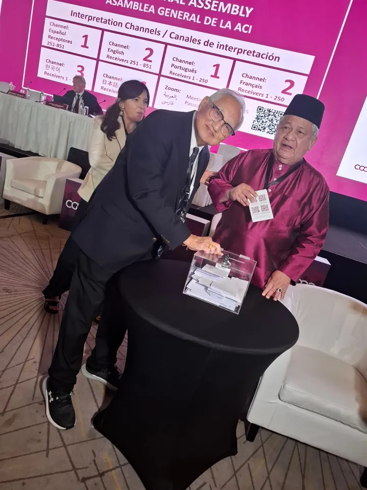 Robby Tulus memasukkan surat suara inKUR ke kotak suara pada pemilihan Dewan ICA di General Assembly, Panama City, 15 September 2026