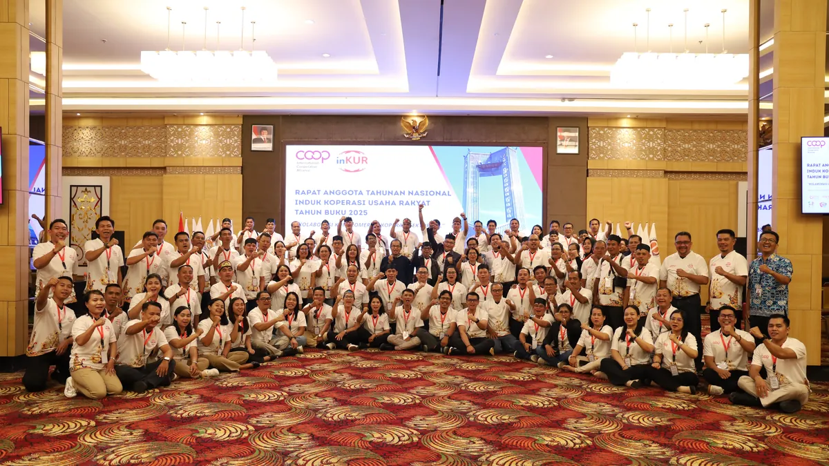 Peserta RAT Nasional inKUR Tahun Buku 2025 berfoto bersama di Palangka Raya, Kalimantan Tengah, 3-4 Juni 2026, dengan Koperasi Persekutuan Dayak Kalteng sebagai tuan rumah / Participants of the inKUR National Annual Member Meeting for Fiscal Year 2025 in a group photo in Palangka Raya, Central Kalimantan, 3-4 June 2026, hosted by Koperasi Persekutuan Dayak Kalteng
