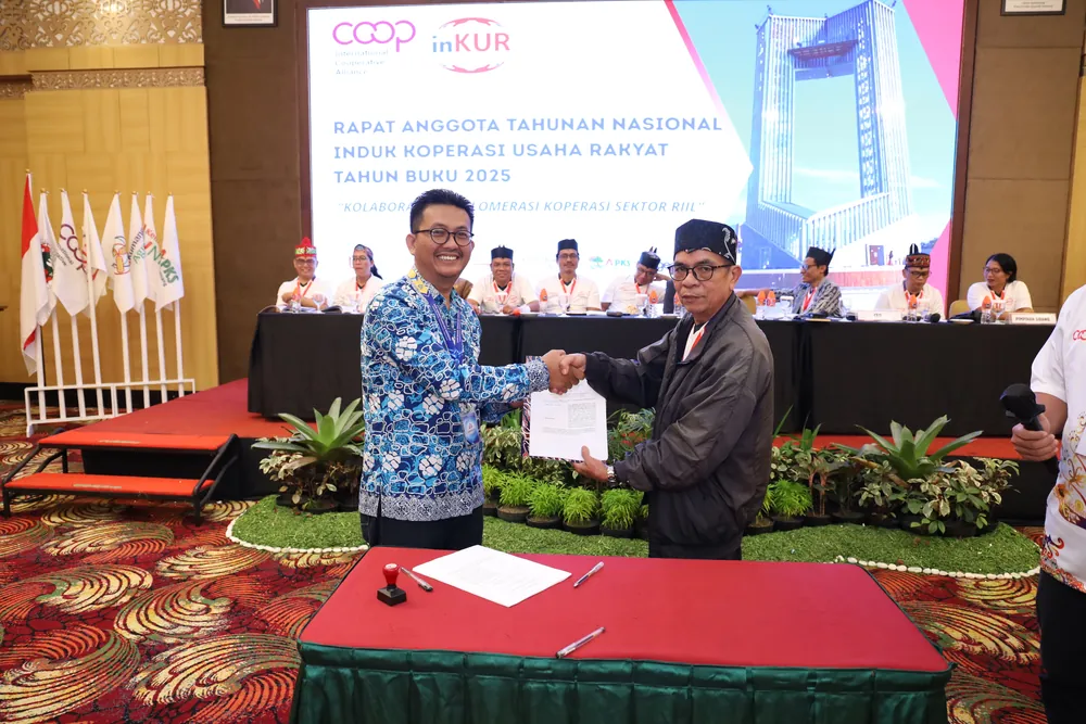 Penandatanganan kerja sama pembangunan inKUR Link di sela sidang RAT Nasional inKUR Tahun Buku 2025 di Palangka Raya