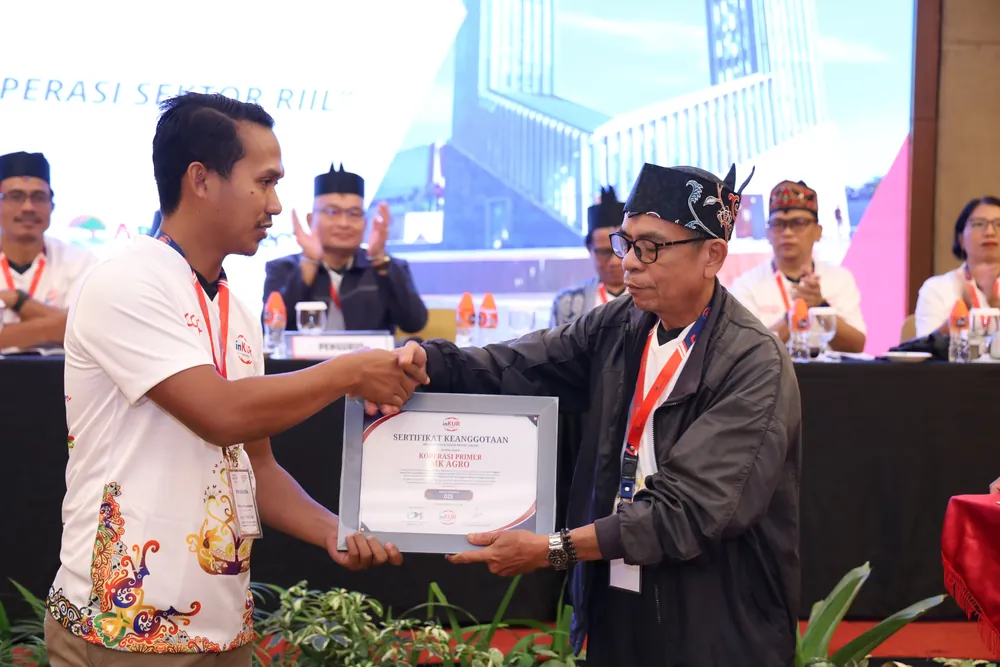 Penyerahan piagam keanggotaan inKUR kepada perwakilan MK Agro pada RAT Nasional inKUR Tahun Buku 2025