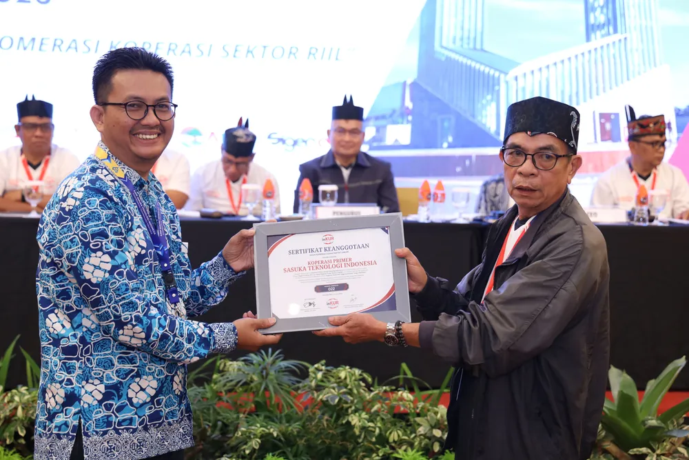 Penyerahan piagam keanggotaan inKUR kepada perwakilan Koperasi Jasa Multipihak Sasuka Teknologi Indonesia pada RAT Nasional inKUR Tahun Buku 2025
