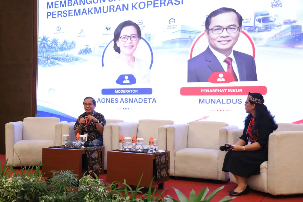 Munaldus, penggagas dan penasihat inKUR, berbicara di seminar RAT Nasional inKUR Tahun Buku 2025 di Palangka Raya didampingi moderator Agnes Asnadeta