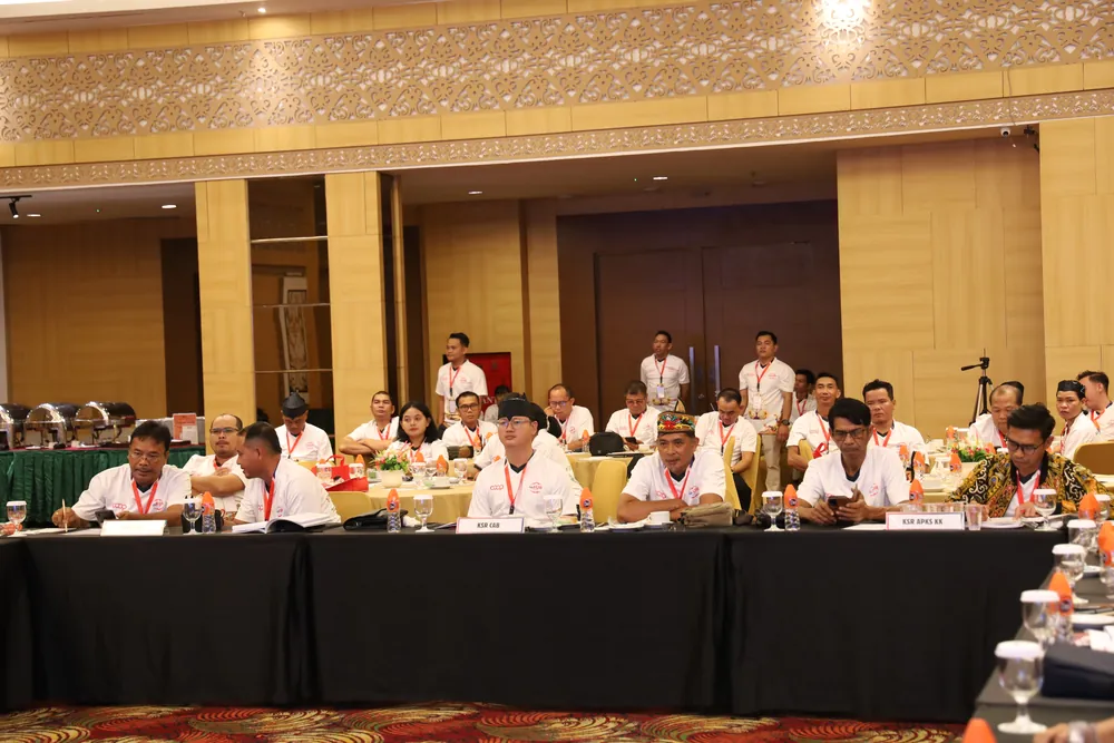Suasana sidang Rapat Anggota Tahunan Nasional inKUR Tahun Buku 2025 di Palangka Raya, utusan koperasi anggota duduk di meja sidang