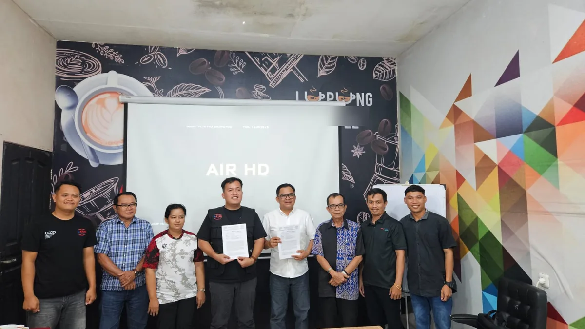 Tim inKUR dan pengurus Koperasi Keling Kumang Agro berfoto bersama di Lupung Cafe, Sekadau, seusai workshop tiga hari penyusunan konsep pengembangan unit usaha gula aren Enauku dan perkebunan kakao, 1-3 Mei 2026 / The inKUR team and the management of Koperasi Keling Kumang Agro at Lupung Cafe, Sekadau, after a three-day workshop drafting concept notes for the Enauku palm sugar unit and the cocoa plantation unit, 1-3 May 2026