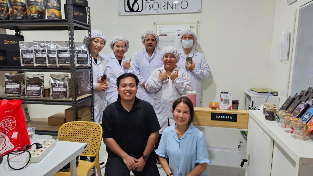 Delegasi ICA-IDACA mengenakan jas putih di area produksi Kalara Borneo, rumah cokelat bean-to-bar di Pontianak