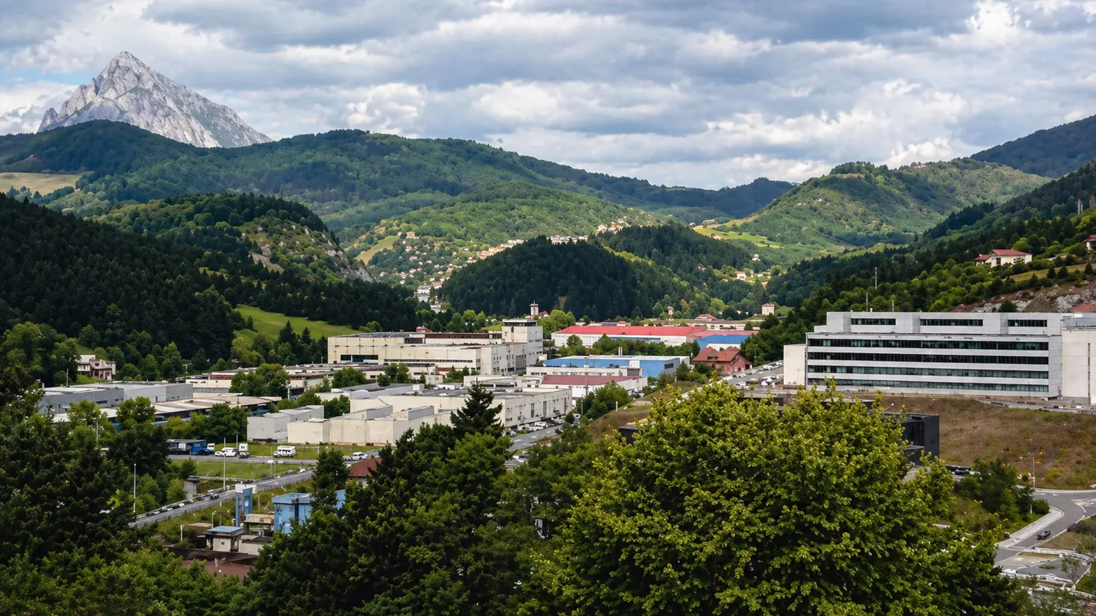 Kompleks Mondragon Corporation di lembah Pegunungan Basque, Spanyol, contoh persemakmuran koperasi yang utuh / The Mondragon Corporation complex in the Basque mountain valley, Spain, an example of an integrated cooperative commonwealth